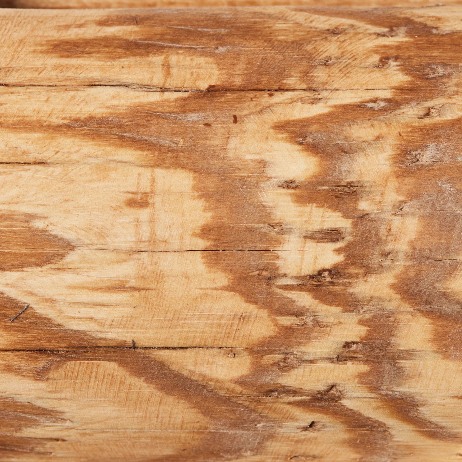 Detailaufnahme der gebeizten Kiefer der 4-flammigen Pendelleuchte Trabo von Brilliant.