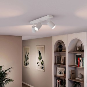 Weißer Wyatt SpotWH H LED-Deckenstrahler mit drei flexiblen Köpfen aus Aluminium in modernem Wohnraum.