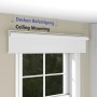 Weißes Tageslicht-Rollo, an der Decke über einem Fenster montiert. Zeigt die Deckenbefestigung des Rollos.