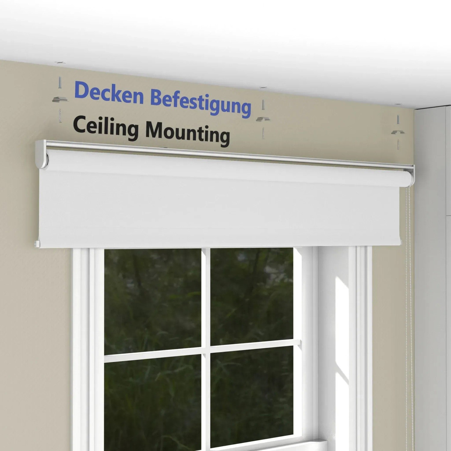 Weißes Tageslicht-Rollo, an der Decke über einem Fenster montiert. Zeigt die Deckenbefestigung des Rollos.