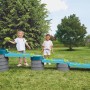AquaPlay Matschbahn Mudway Stream mit spielenden Kindern im Garten.