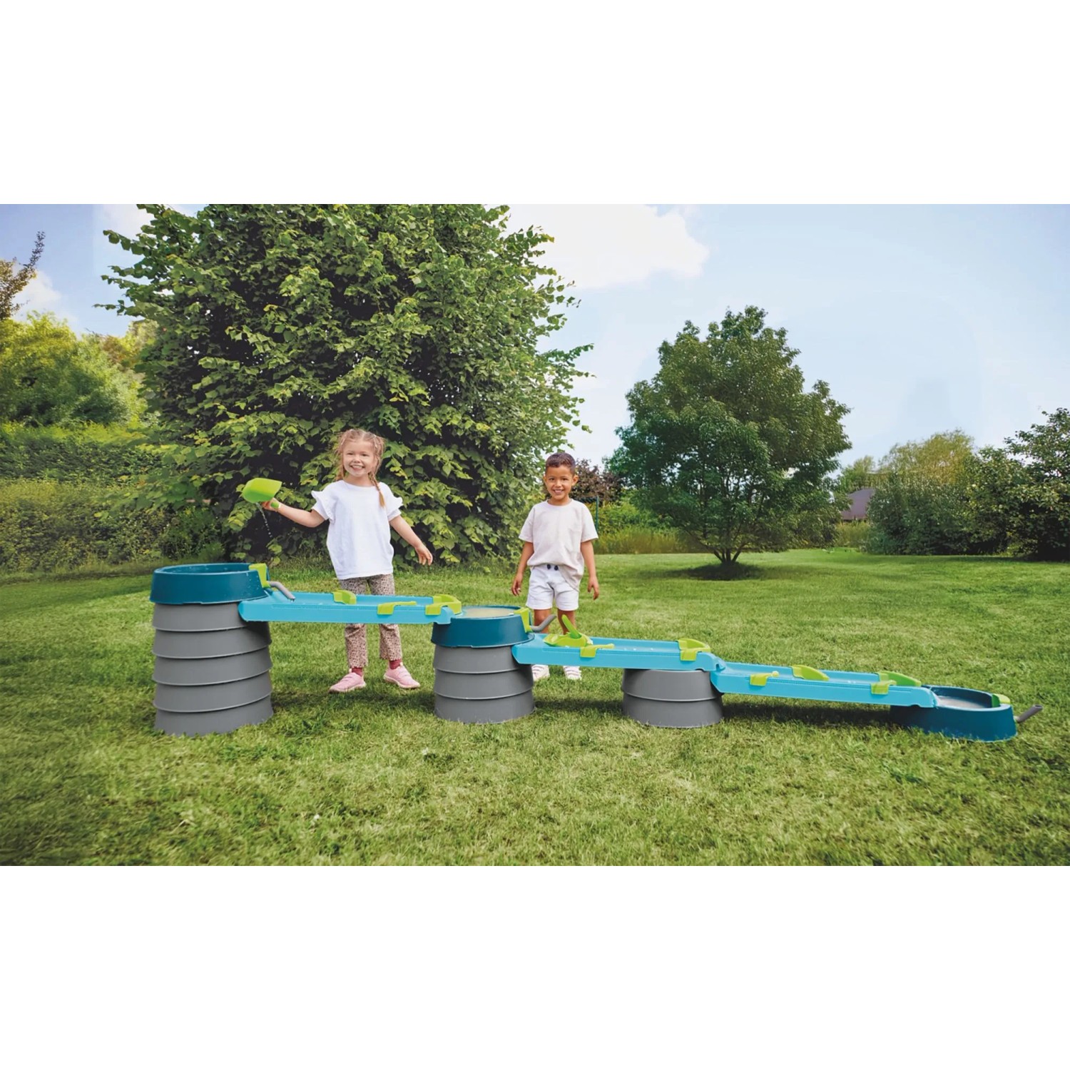 AquaPlay Matschbahn Mudway Stream mit spielenden Kindern im Garten.