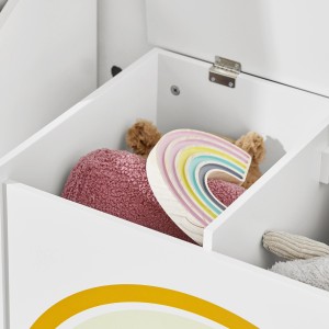 Offene Spielzeugtruhe mit Spielzeug wie Regenbogen und Kuscheltier. 