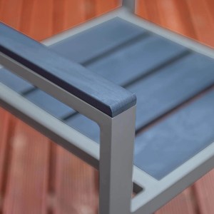 Detailansicht: Home Deluxe Gartenstuhl Madera, hellgraue Sitzfläche, Aluminiumgestell.
