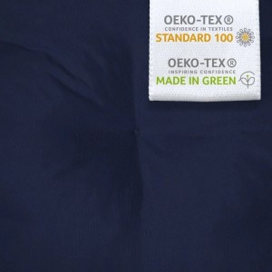 Dunkelblaue Beautissu Deckchairauflage mit OEKO-TEX Standard 100 Label. Hochwertiges Sitzkissen für Gartenstuhl.