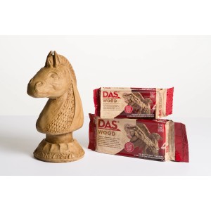 Giotto Holzfasern DAS Modelliermasse 350g mit Schachfigur als Beispiel.