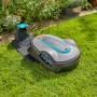 Gardena Sileno life 750 Mähroboter mit Ladestation auf Rasen.