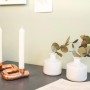DIY Kerzenständer aus Kupfer von CREATE! by OBI mit zwei weißen Kerzen.
