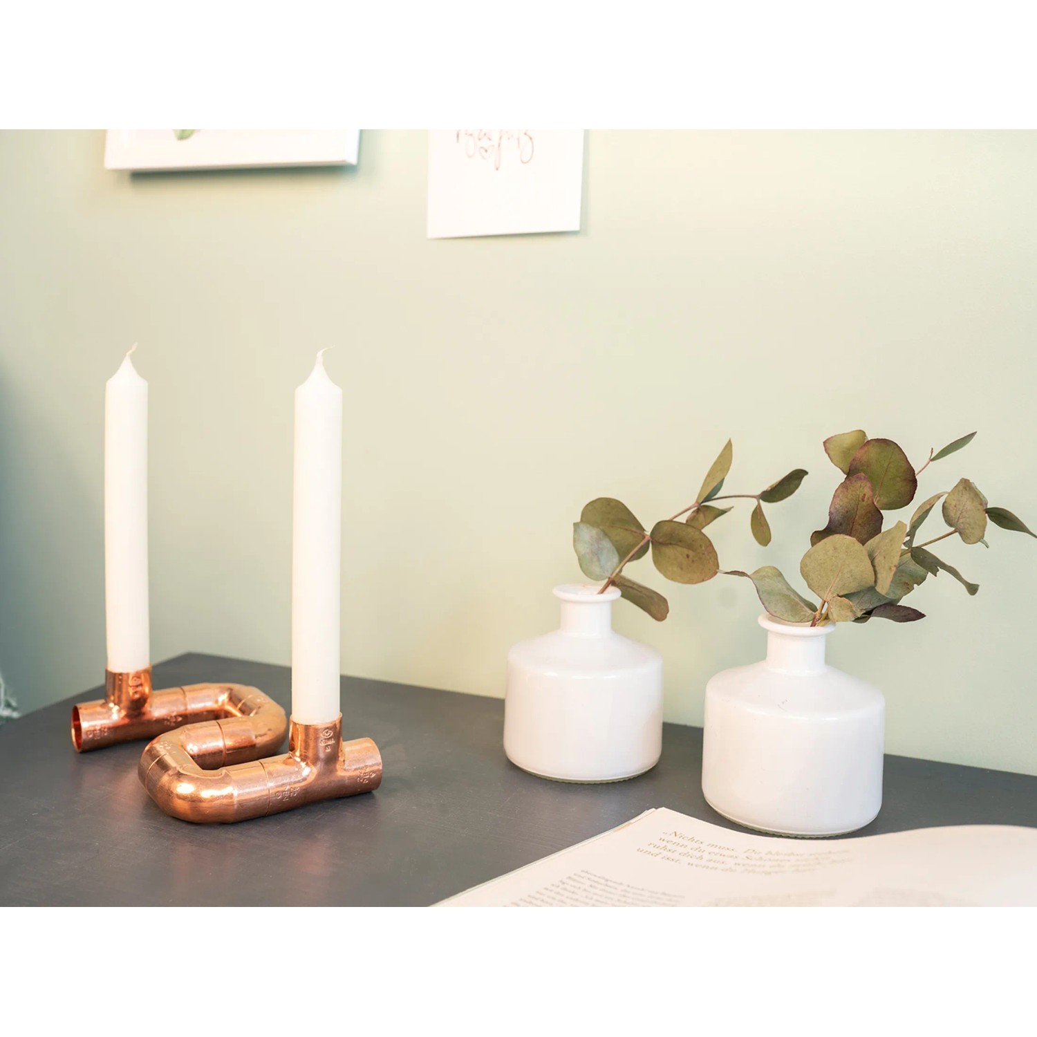 DIY Kerzenständer aus Kupfer von CREATE! by OBI mit zwei weißen Kerzen.
