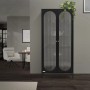 Schwarzer ML-Design Vitrinenschrank aus Stahl mit Glastüren und rosegoldenen Griffen.