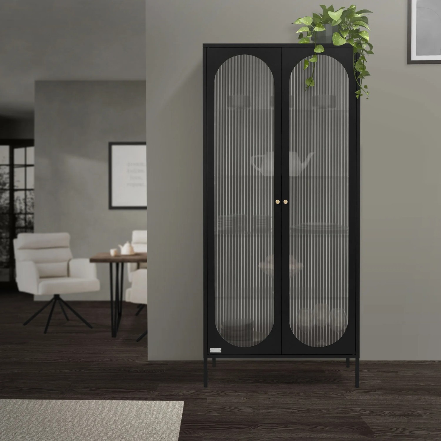 Schwarzer ML-Design Vitrinenschrank aus Stahl mit Glastüren und rosegoldenen Griffen.