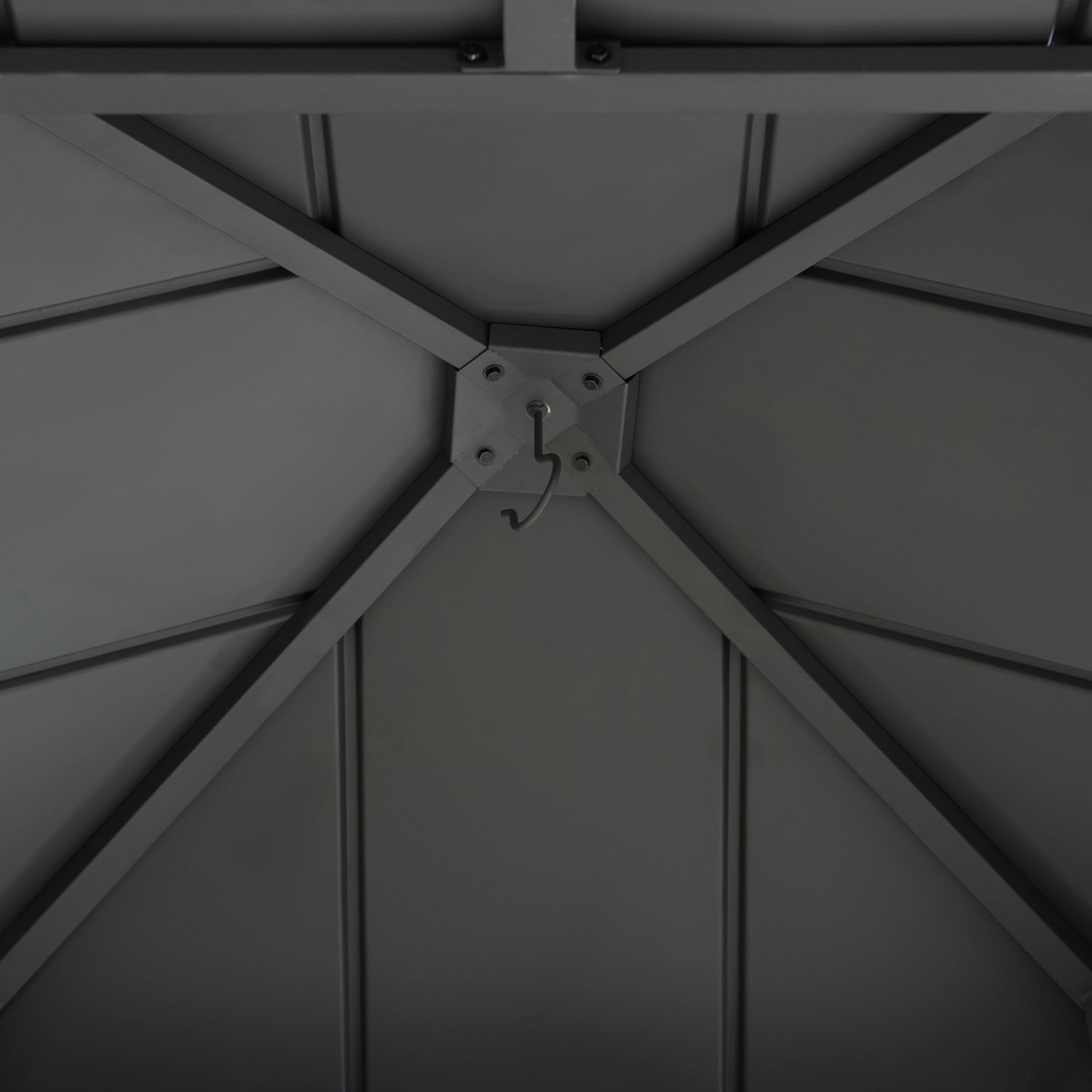 Detailaufnahme des anthrazitfarbenen Stahldachs vom Sunjoy Gazebo Pasu Pavillon, inklusive Haken.