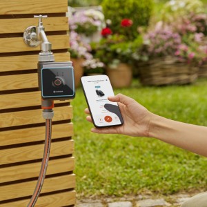 Gardena Bewässerungssteuerung Bluetooth mit App am Smartphone und Wasserhahn.