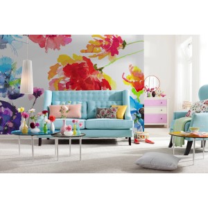 Wohnzimmer mit Komar Fototapete Passion mit Blumenmuster hinter türkisfarbenem Sofa.