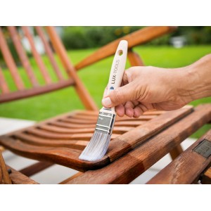 Hand lasiert Holzstuhl mit LUX Flachpinsel Lasur 40 mm. Pinsel mit hellem Holzgriff.