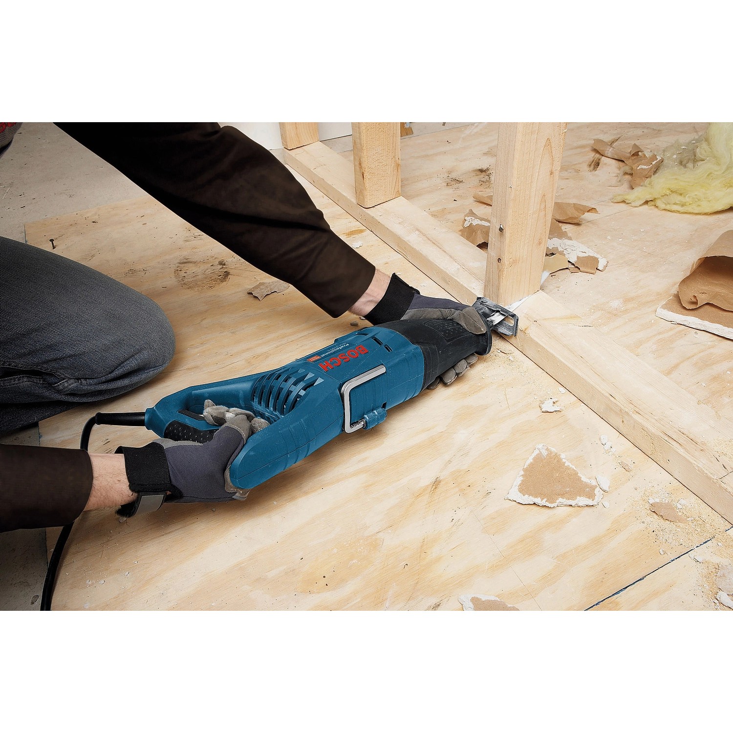 Bosch Professional Säbelsäge GSA 1100 E beim Sägen von Holz.