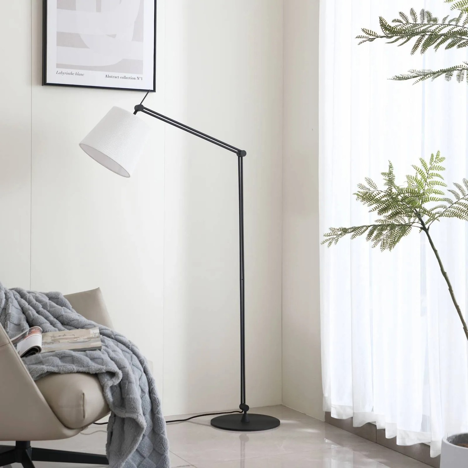 Moderne, schwarze Lucande Stehlampe Caelia mit weißem Schirm für Wohnzimmer.