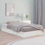 Weißes Massivholzbett 75x190 cm (Small Single) im Schlafzimmer.