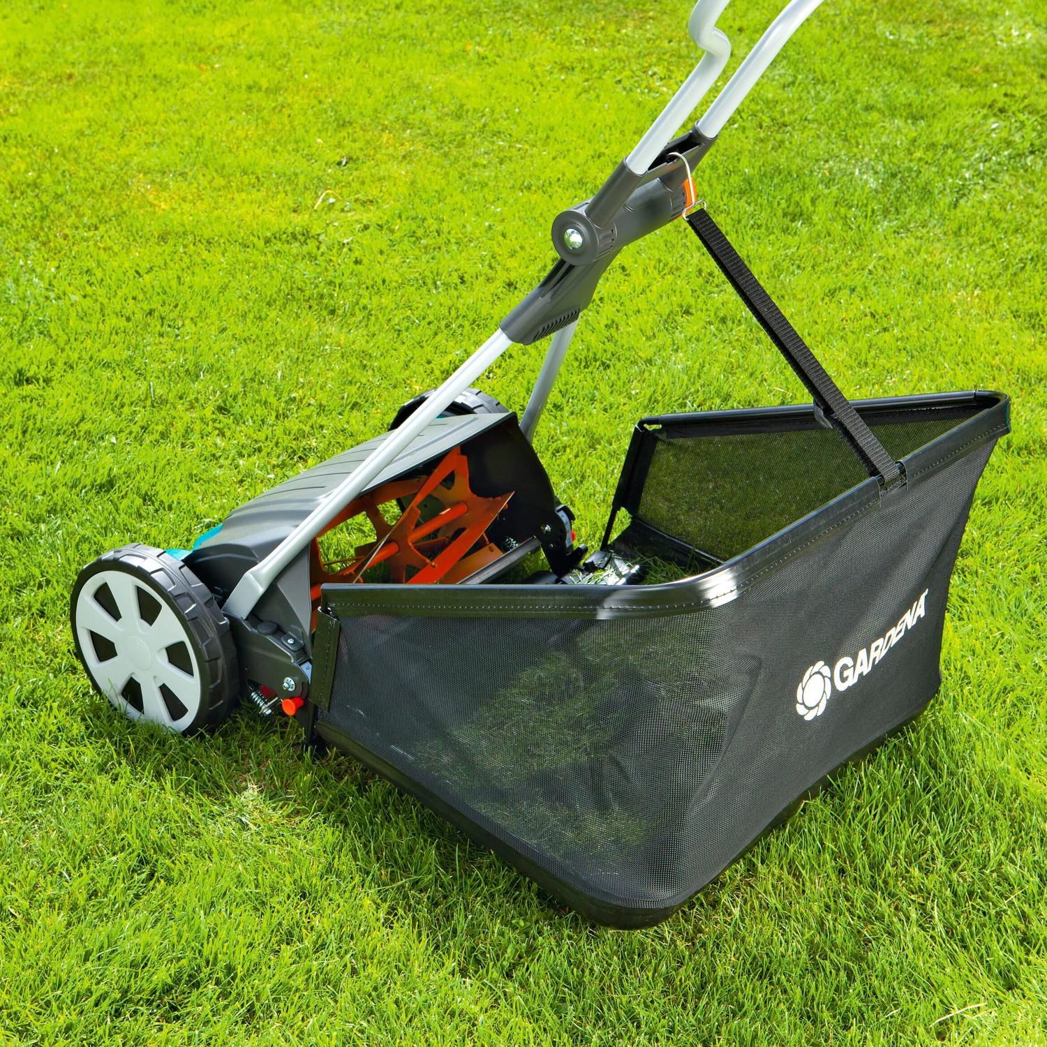 Gardena Spindelmäher Comfort 400 CF mit Grasfangkorb auf Rasenfläche.