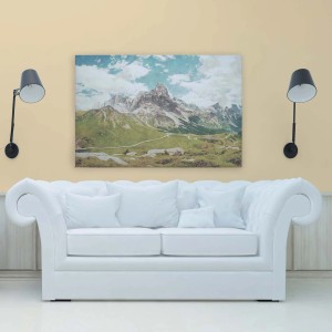 Bricoflor Leinwandbild mit Berglandschaft in Pastellfarben als Wanddeko über einem weißen Sofa.