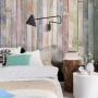 Fototapete Vintage Wood Multicolor im Schlafzimmer, Holzwand-Optik, gemütliche Atmosphäre.