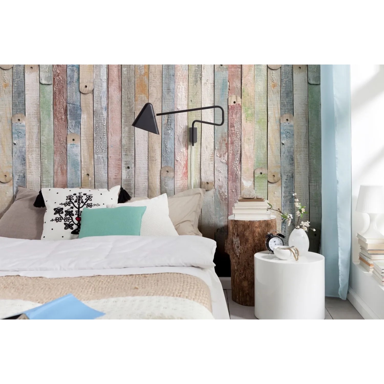 Fototapete Vintage Wood Multicolor im Schlafzimmer, Holzwand-Optik, gemütliche Atmosphäre.