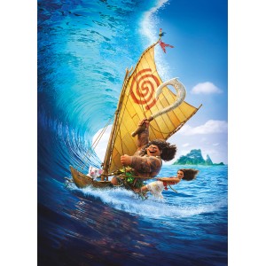 Komar Vliesfototapete "Moana Ride the Wave" mit Moana, Maui und Pua auf einem Segelboot vor einer Welle.