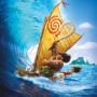 Komar Vliesfototapete "Moana Ride the Wave" mit Moana, Maui und Pua auf einem Segelboot vor einer Welle.