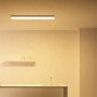 Rechteckiges, weißes WiZ LED-Panel (119,5x29,5cm) an der Decke, warmweißes Licht.