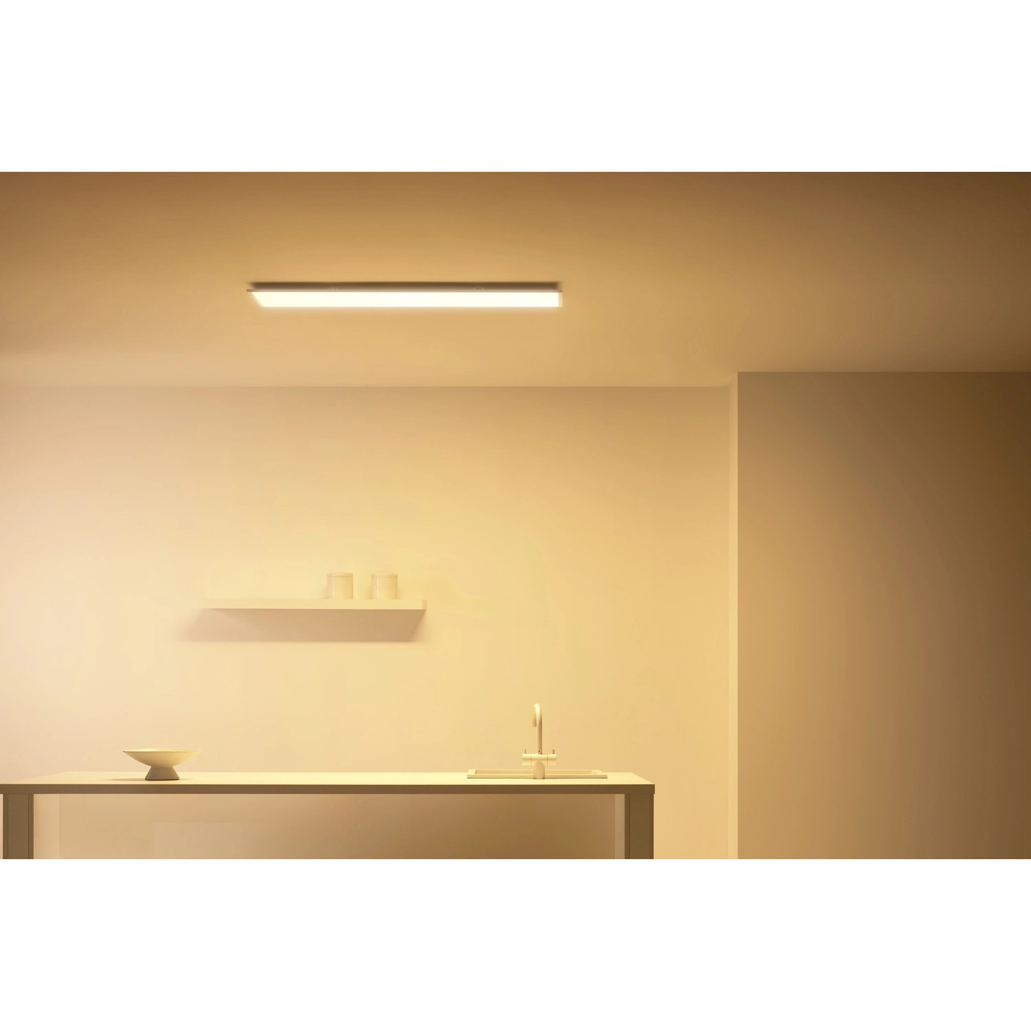 Rechteckiges, weißes WiZ LED-Panel (119,5x29,5cm) an der Decke, warmweißes Licht.