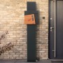 Moderner ML-Design Standbriefkasten mit Zeitungsfach in Anthrazit und Holzoptik mit Pfosten.
