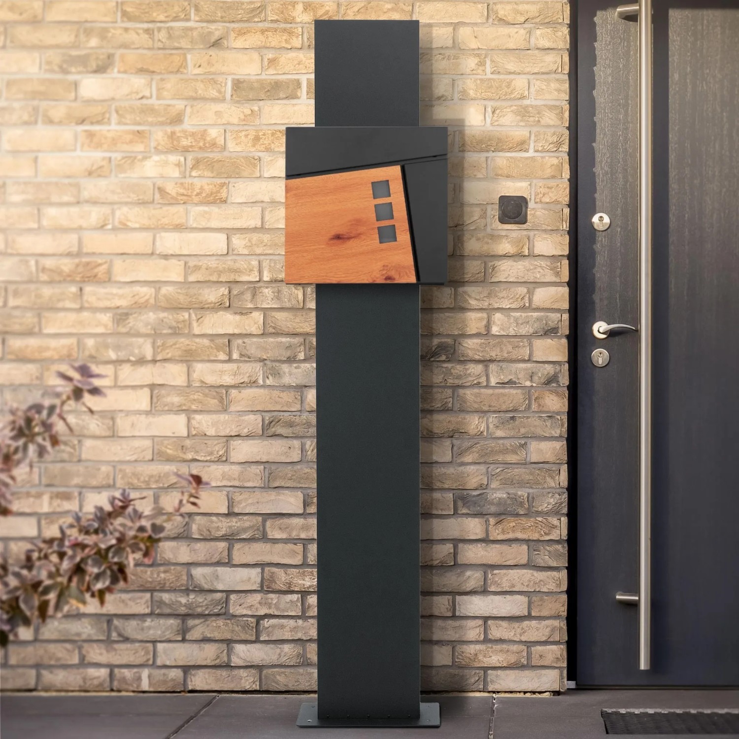 Moderner ML-Design Standbriefkasten mit Zeitungsfach in Anthrazit und Holzoptik mit Pfosten.