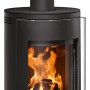 Schwarzer Justus Kaminofen Faro 2.0 Top mit Flammen und Holzscheiten im Brennraum.