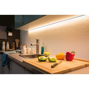 Küchenszene mit Paulmann LED-Strip MaxLED 1000, 3m, Warmweiß unter Hängeschrank.