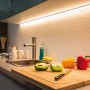 Küchenszene mit Paulmann LED-Strip MaxLED 1000, 3m, Warmweiß unter Hängeschrank.