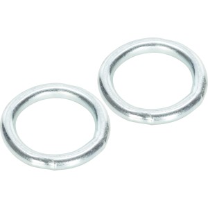 Zwei verzinkte Schaukelringe (Ø 7 mm x 35 mm) als Zubehör für Gartenspielgeräte.