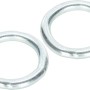 Zwei verzinkte Schaukelringe (Ø 7 mm x 35 mm) als Zubehör für Gartenspielgeräte.