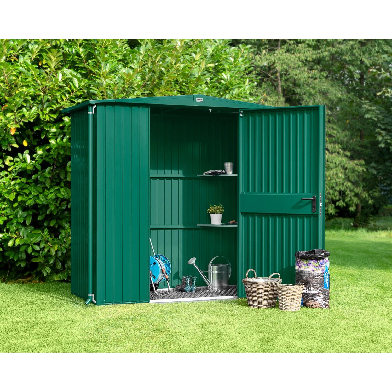 Moosgrünes Ecostar Gerätehaus Trend mit Satteldach und geöffneter Einzeltür, Gartengeräte sichtbar.