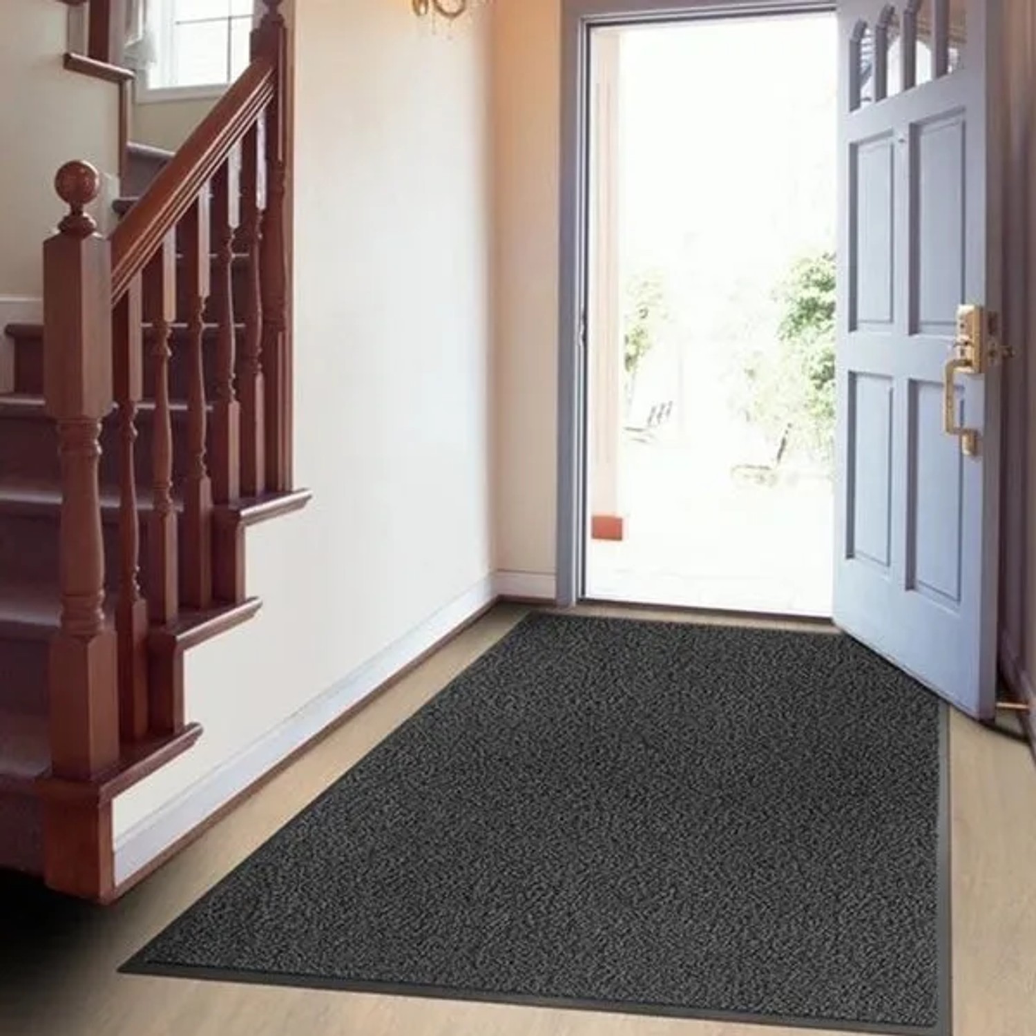 Anthrazitfarbene Karat Schmutzfangmatte SKY 60x90 cm im Eingangsbereich.