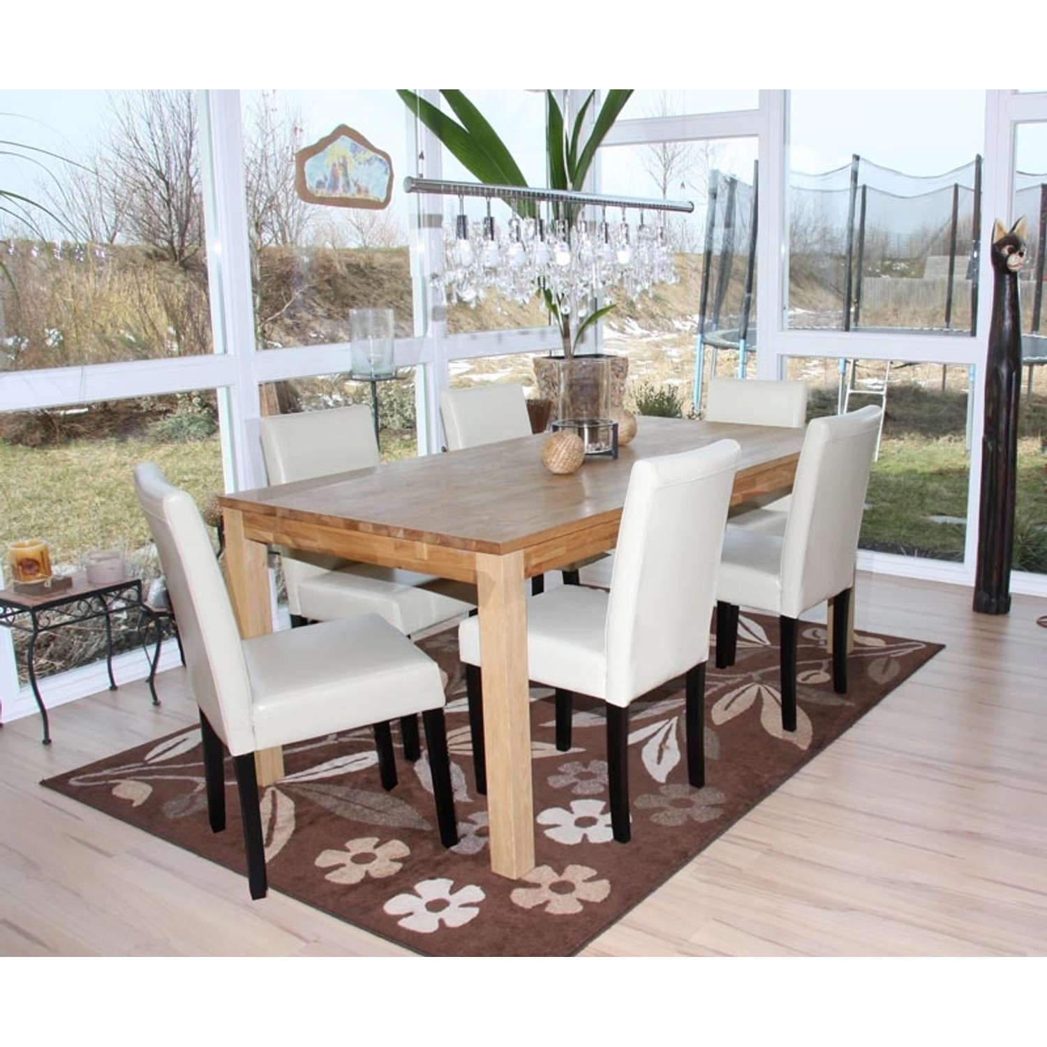 MCW Esszimmerstuhl Littau 4er-Set, creme Kunstleder, dunkle Beine, am Esstisch.