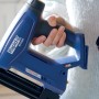 Rapid Akku-Tacker BTX553 18 V mit Akku im Einsatz, ideal zum Heften und Nageln.