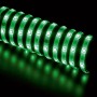 Aufgerolltes, grünes LED-Flexband RGB, 10 m, mit Lichtpunkten auf schwarzem Hintergrund.