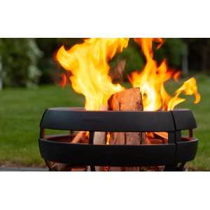 Aduro Feuerball mit Grillfunktion aus Gusseisen, befeuert mit Holz im Garten.