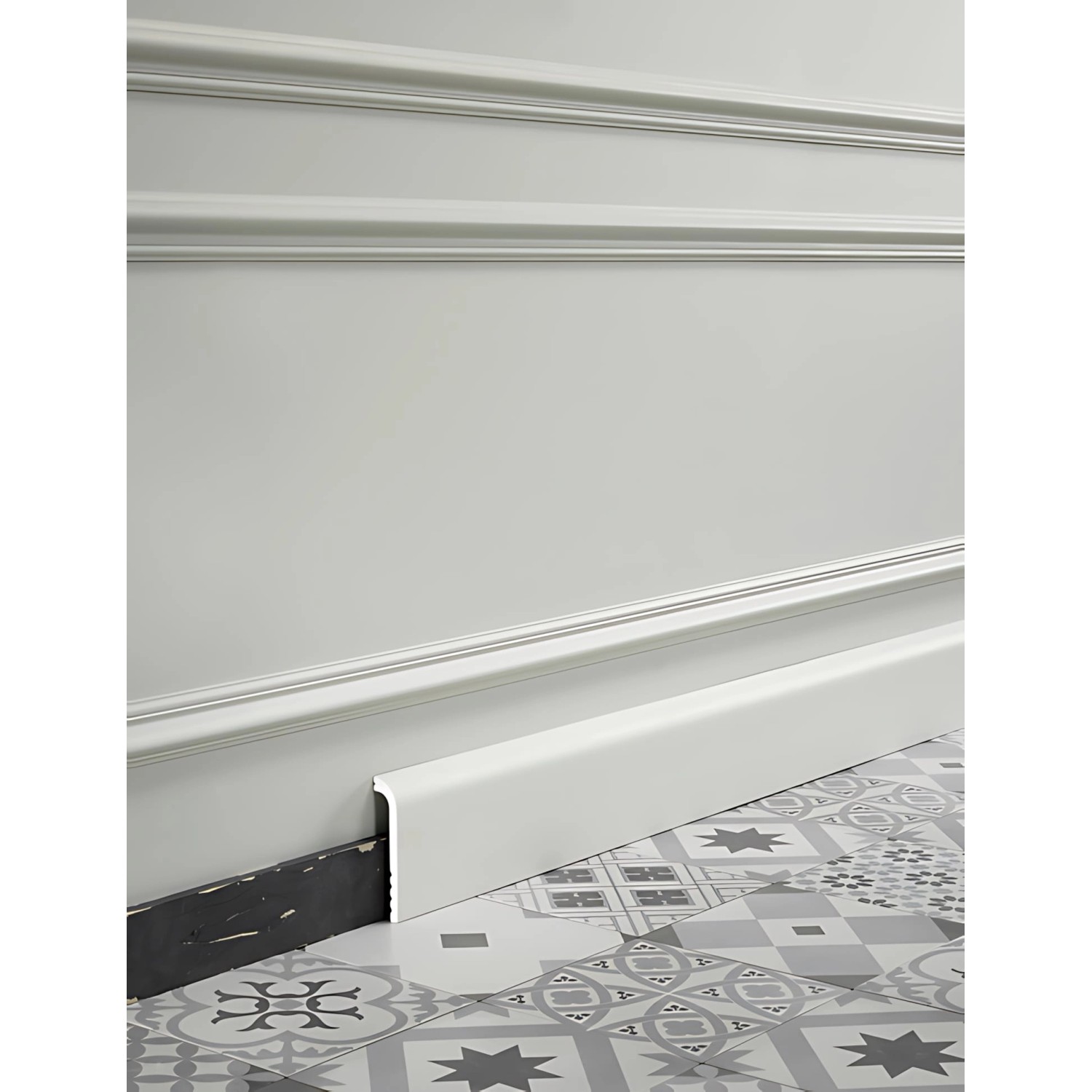 Weiße, flexible ORAC DECOR Sockelleiste PX175F AXXENT als Zubehör für Paneele an Wand montiert.