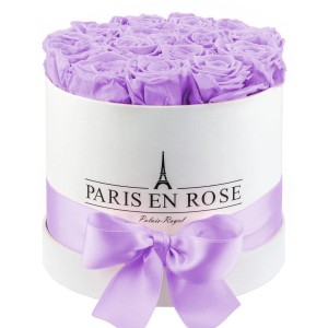 Weiße Rosenbox mit fliederfarbenen Rosen und Schleife. Romantischer Blumenstrauß.