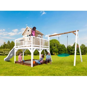 Axi Liam Spielhaus mit Nestschaukel, Rutsche, Sandkasten. Braun-weißes Holz, Kinder spielen im Garten.