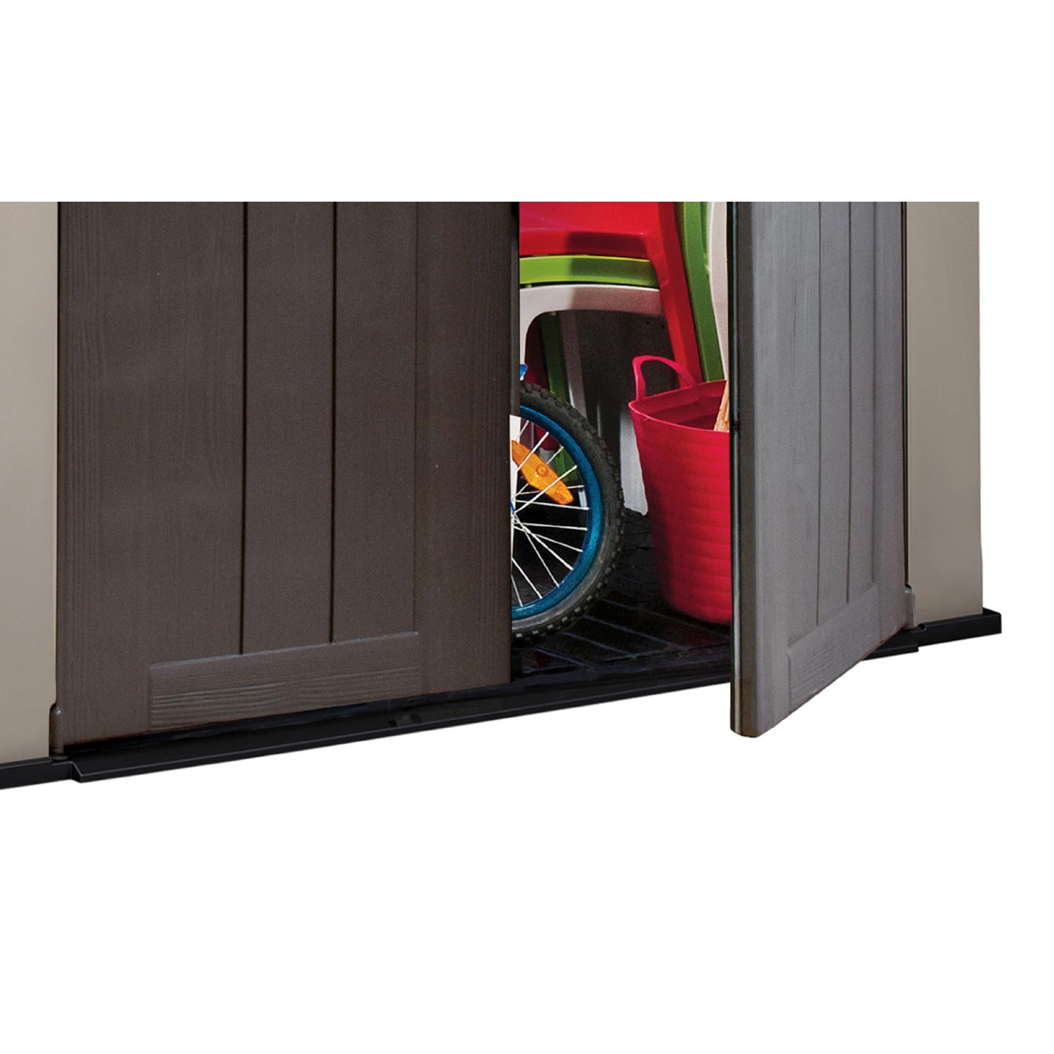 Detailaufnahme: Keter Kunststoff-Gartenhaus Beige mit geöffneter Tür, Einblick auf Fahrrad und Eimer.