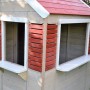 Wendi Toys Kinderspielhaus Krokodil mit Fenster und Veranda im Garten.