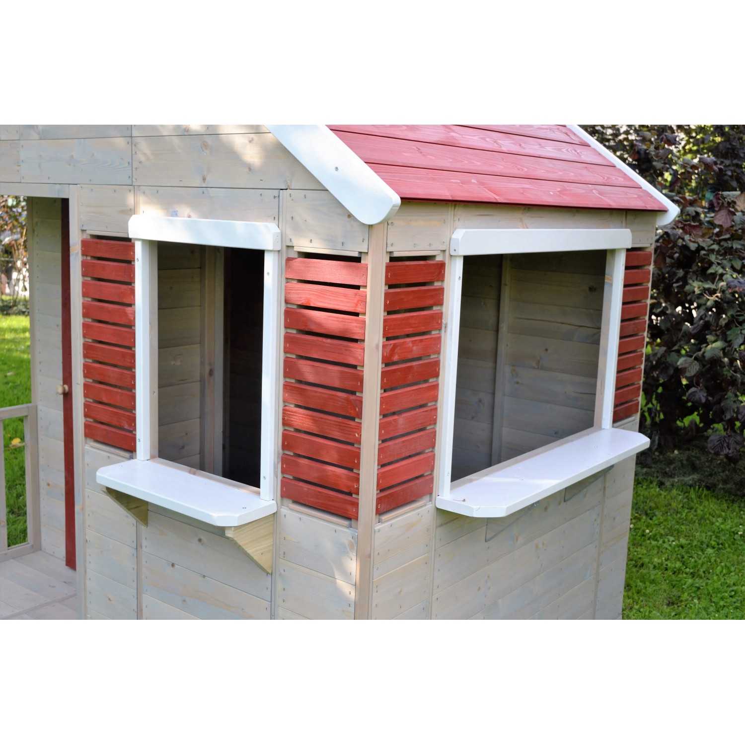 Wendi Toys Kinderspielhaus Krokodil mit Fenster und Veranda im Garten.
