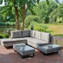 Graue 3-teilige Lounge-Eckgruppe Cadiz mit Tisch und Polstern im Garten.